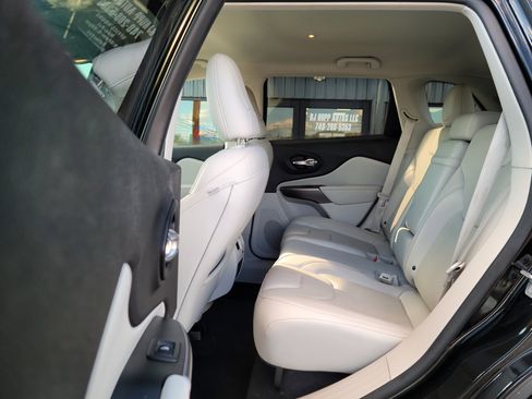 Used 2019 Jeep Cherokee Limited image 15