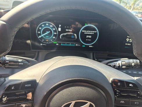 Used 2025 Hyundai Elantra SEL image 14