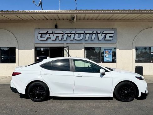 Used 2025 Toyota Camry SE FWD image 3