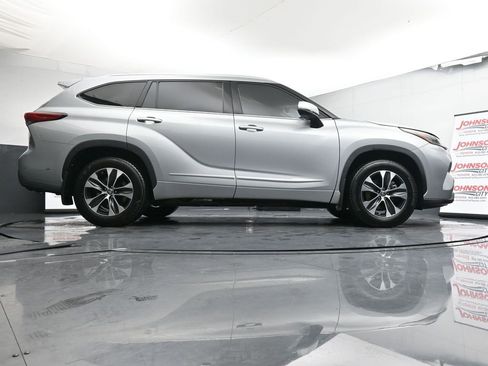 Used 2020 Toyota Highlander XLE image 24