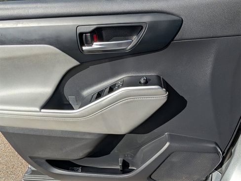 Used 2021 Toyota Highlander XLE image 22