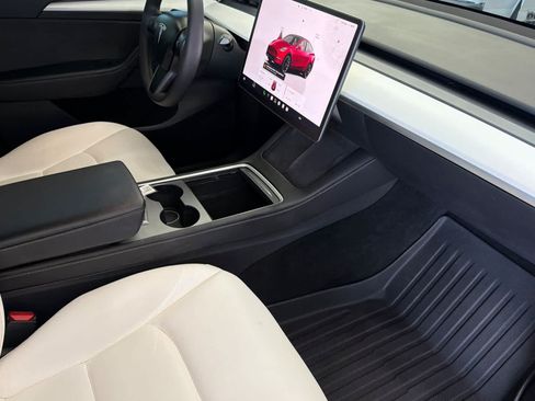 Used 2024 Tesla Model Y Long Range AWD/4WD image 17