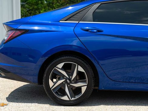 Used 2022 Hyundai Elantra Limited w/ Preferred Accessory Package FWD image 5