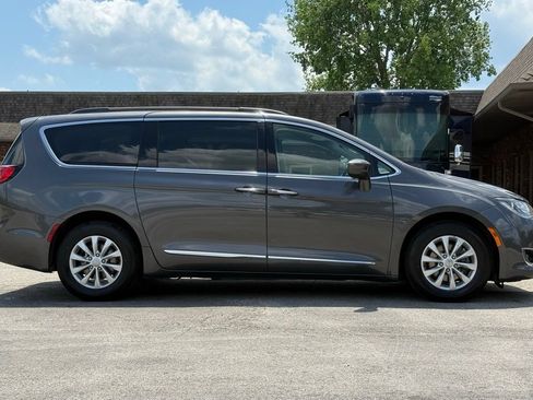 Used 2017 Chrysler Pacifica Touring-L w/ 13 Speaker Alpine Sound Group FWD image 6