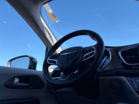 Used 2018 Chrysler Pacifica Touring-L Plus FWD image 43