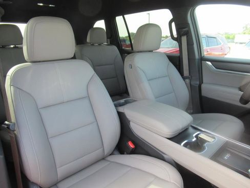 Used 2024 GMC Acadia Elevation w/ Luxury Package image 8