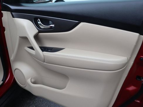 Used 2015 Nissan Rogue SV w/ SV Moonroof Package image 37