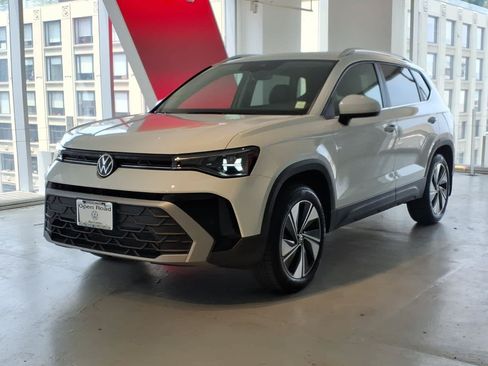 Used 2026 Volkswagen Taos SE AWD/4WD image 1