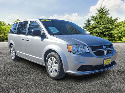 Used 2018 Dodge Grand Caravan SE w/ UConnect Hands-Free Group image 1