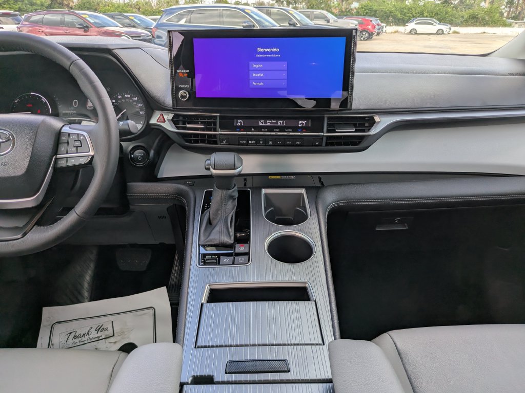 Used 2026 Toyota Sienna XLE FWD image 19