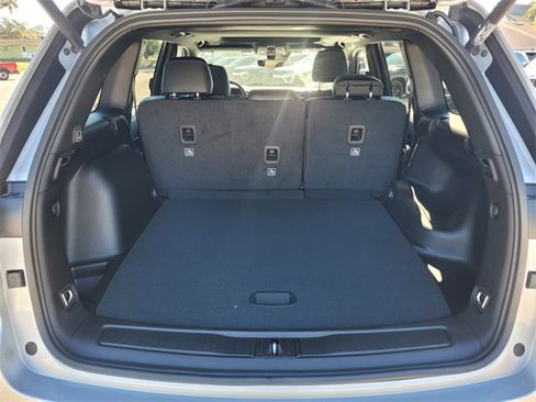 Used 2025 Jeep Grand Cherokee Altitude image 14