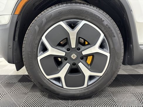Used 2024 Rivian R1S Adventure AWD/4WD image 9
