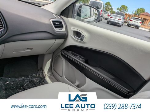 Used 2019 Jeep Compass Latitude w/ Popular Equipment Group FWD image 15