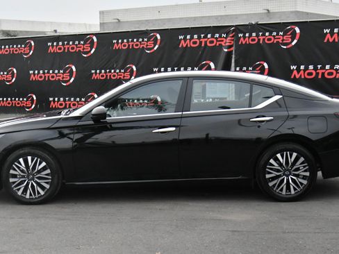 Used 2024 Nissan Altima 2.5 SV image 4