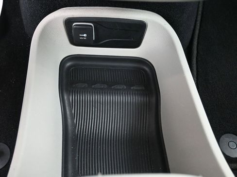 Used 2023 Chrysler Pacifica Touring-L FWD image 17