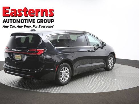 Used 2023 Chrysler Pacifica Touring-L FWD image 40