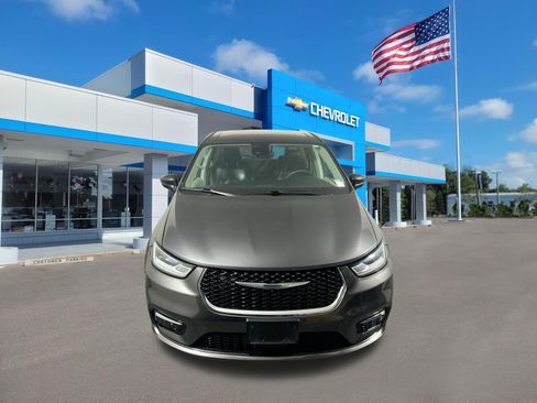 Used 2023 Chrysler Pacifica Touring-L FWD image 8