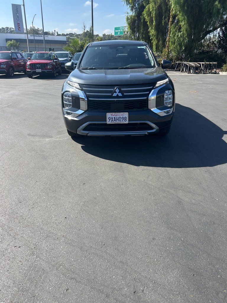 Used 2025 Mitsubishi Outlander SE AWD/4WD image 4