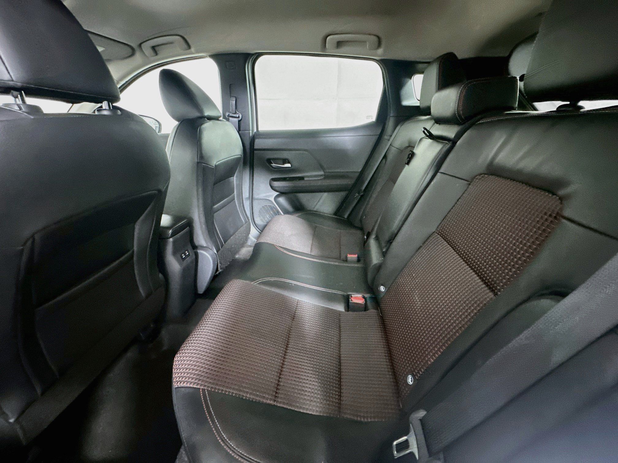 Used 2025 Nissan Kicks SR FWD image 26