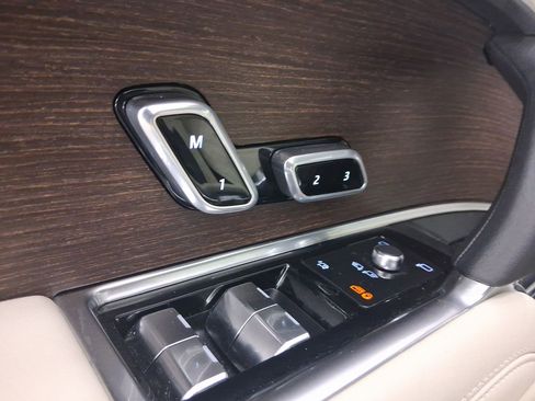 Used 2025 Land Rover Range Rover SE image 22