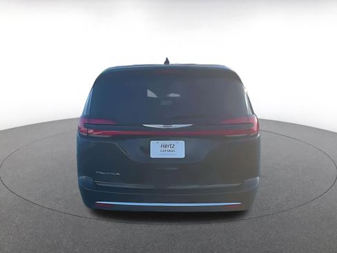 Used 2025 Chrysler Pacifica Select image 11