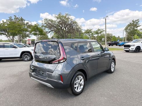 Used 2025 Kia Soul LX w/ LX Technology Package FWD image 3