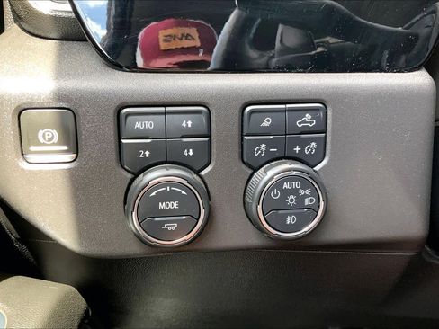 Used 2024 Chevrolet Silverado 1500 LT Trail Boss w/ LT Trail Boss Premium Package AWD/4WD image 33
