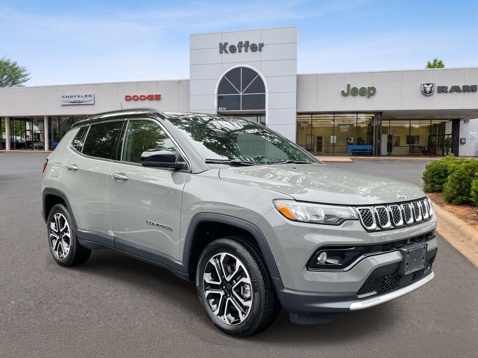 Used 2024 Jeep Compass Limited w/ Sun and Sound Group AWD/4WD image 3
