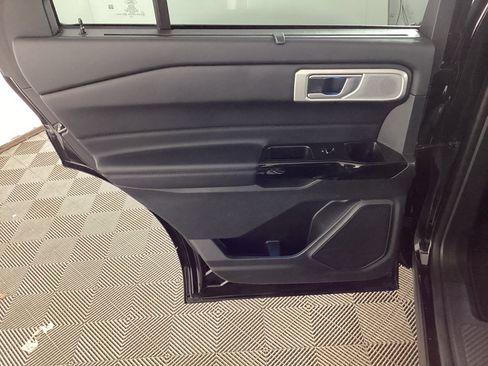 Used 2023 Ford Explorer Platinum w/ Technology Package image 28