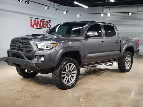 Used 2017 Toyota Tacoma TRD Sport w/ Tow Package (A/T) AWD/4WD image 3