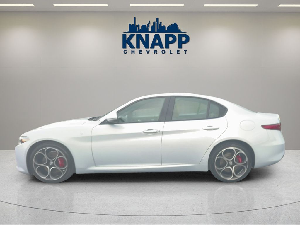 Used 2022 Alfa Romeo Giulia Ti AWD/4WD image 2