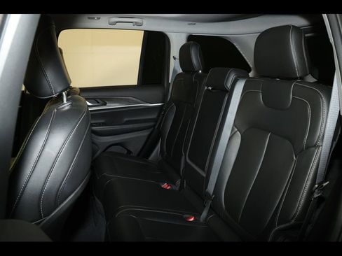 Used 2023 Jeep Grand Cherokee Limited w/ Black Appearance Package AWD/4WD image 31