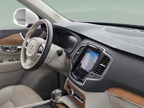 Used 2022 Volvo XC90 T6 Momentum w/ Climate Package image 22