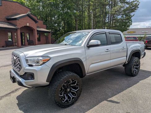 Used 2021 Toyota Tacoma TRD Off-Road w/ Technology Package AWD/4WD image 8
