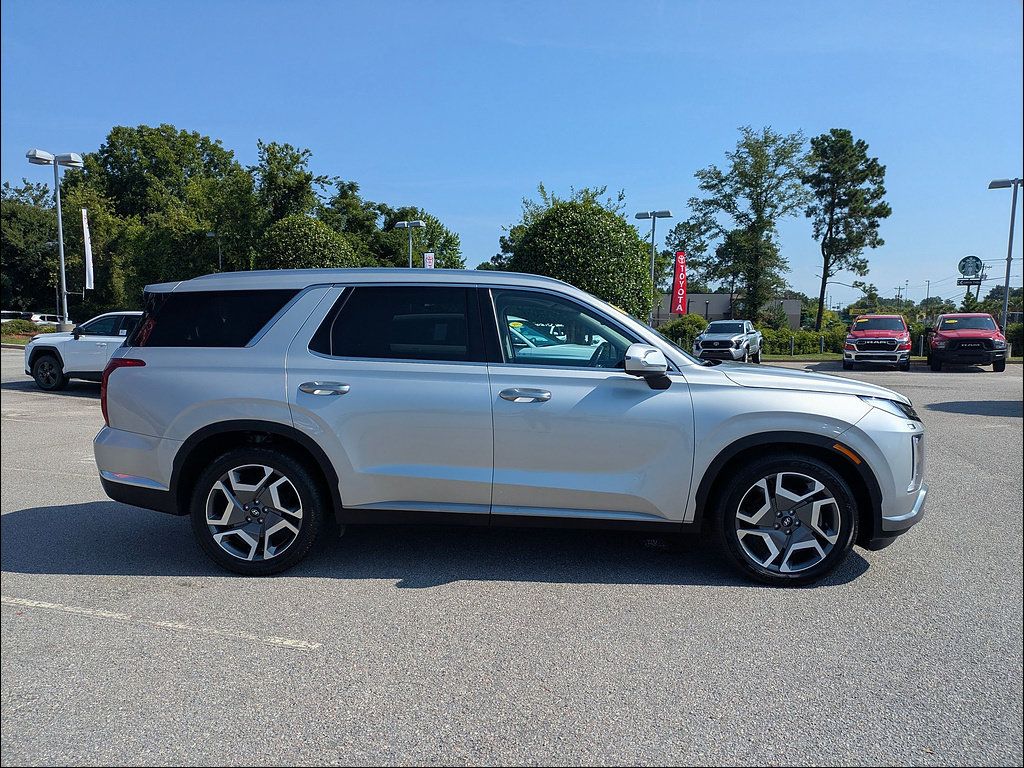Used 2024 Hyundai Palisade Limited FWD image 2