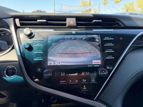 Used 2018 Toyota Camry XLE image 25