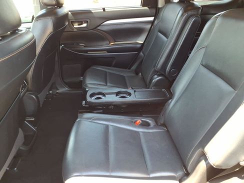 Used 2018 Toyota Highlander XLE FWD image 11
