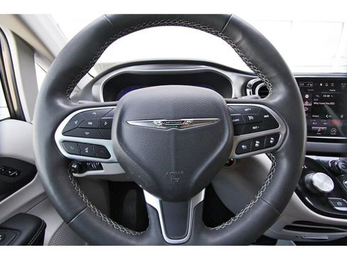 Used 2023 Chrysler Pacifica Touring-L FWD image 14