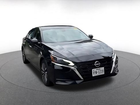 Used 2025 Nissan Altima 2.5 SV FWD image 3