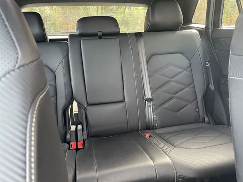 Used 2025 Volkswagen Atlas Cross Sport SE image 33