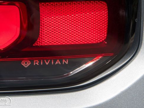 Used 2025 Rivian R1S Premium AWD/4WD image 17