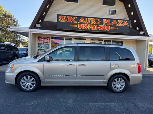 Used 2013 Chrysler Town & Country Touring image 3