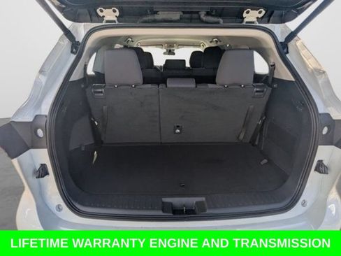 Used 2024 Toyota Highlander LE FWD image 14