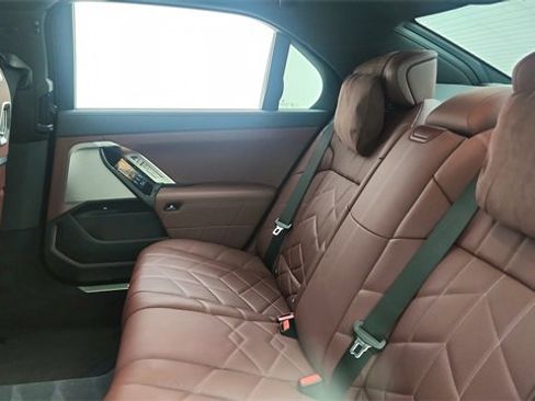 Used 2025 BMW i7 eDrive50 image 31