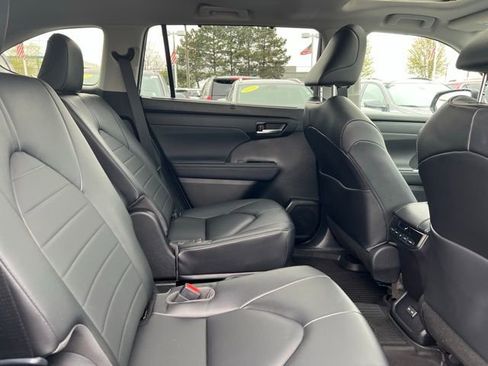 Used 2023 Toyota Highlander XLE AWD/4WD image 14