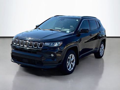 Used 2025 Jeep Compass Latitude AWD/4WD image 3