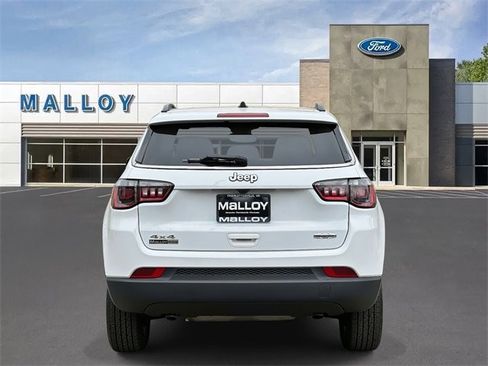 Used 2024 Jeep Compass Latitude image 3