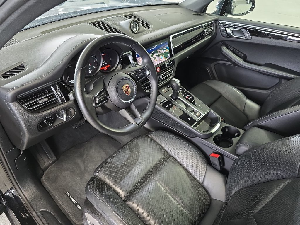 Used 2025 Porsche Macan AWD/4WD image 4