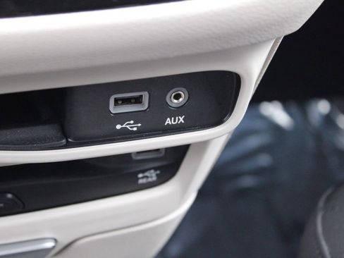 Used 2018 Chrysler Pacifica Touring-L Plus image 47