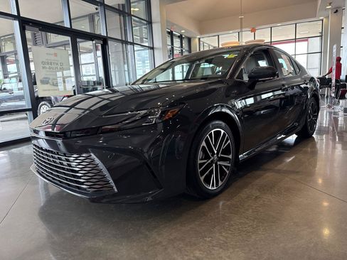 Used 2026 Toyota Camry XLE w/ Premium Plus Package FWD image 4
